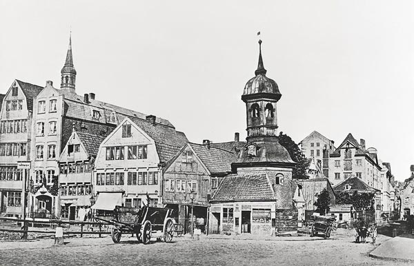 Die St.-Annen-Kapelle am Brooktor vor ihrem Abriss 1869. Im Hintergrund der Turm der St.-Katharinenkirche. (1)