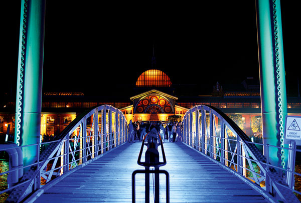 Die Brücke zum Fähranleger vor der Fischauktionshalle (im Hintergrund) erstrahlt im magischen blauen Licht. (2)