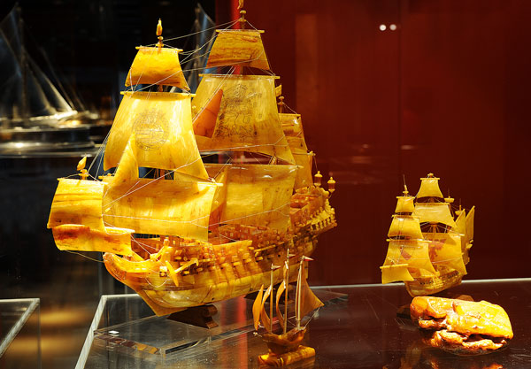Die Bernsteinschiffe, darunter das Modell der brandenburgischen Fregatte Friedrich III. mit 14karätigen Golddrähten, gehören zu den größten Schätzen der Sammlung.