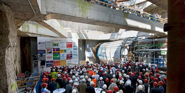 Am 16. April 2008 nahm die Schildvortriebsmaschine nach der traditionellen Tunneltaufe durch Inga Unger-Freytag in der Baustelle der zukünftigen Station Überseequartier ihren Betrieb auf.