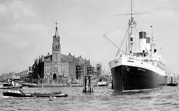 Der Kaiserspeicher mit dem Zeitball auf der Turmspitze. Rechts das 1930 gebaute Passagierschiff Monte Rosa der Reederei Hamburg Süd. (3)