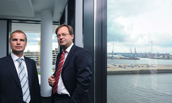 Thorsten Kröger (links) und Klaus-Peter Barth (rechts) haben von ihrem Büro aus die wachsende HafenCity im Blick. Eine Dynamik, die ansteckend wirkt. (1)