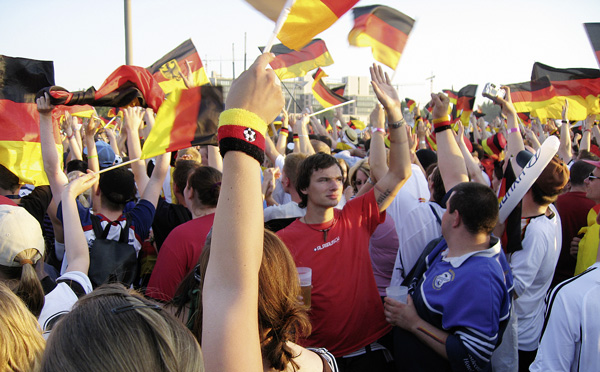 Spätestens seit der WM 2006 nicht mehr im Ruch der Deutschtümelei: Schwarz-Rot-Goldenes Fahnenmeer (3)