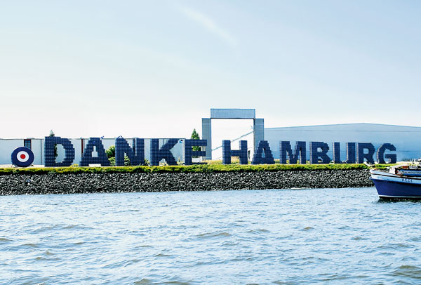 In Hamburg ist Bionade groß geworden. Kolle Rebbe baute aus 7.000 Bionadekästen ein großes Denkmal in den Hafen. (2)