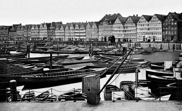 Das Bild zeigt die Kehrwieder-Insel um das Jahr 1882, gesehen von der anderen Seite des Binnenhafens, kurz bevor die Häuser für den Bau der Speicherstadt vollständig abgerissen wurden. (1)