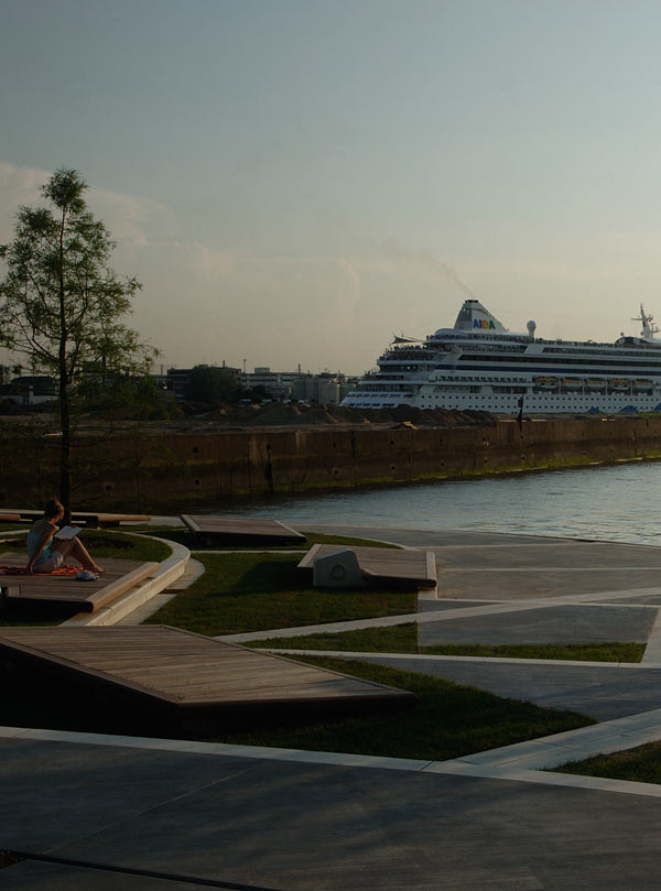 Abendstimmung an den Marco-Polo-Terrassen.  Die Freiraumgestaltung von EMBT bringt großzügige Ruheräume in die wachsende HafenCity. (1)