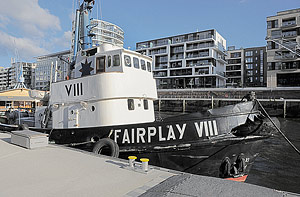 Die FAIRPLAY VIII hat ihren Liegeplatz im Traditionsschiffhafen in der HafenCity. (2)