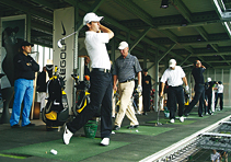 Golf Lounge: Wettergeschützte Abschläge auf drei Ebenen