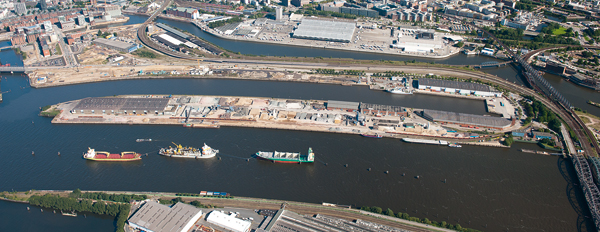 Der Baakenhafen schließt unmittelbar an die zentrale HafenCity an. Deutlich zu sehen ist oben links das Internationale Maritime Museum und die Bebauung an der Ericusspitze. In naher Zukunft wird auch das Quartier am Baakenhafen durch den Bau einer Brücke erschlossen.