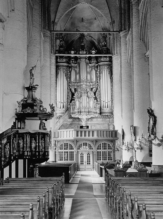 Ein Blick in die Vergangenheit: die 1943 zerstörte große Orgel der Hamburger Hauptkirche  St. Katharinen. Damals führte noch eine hölzerne Treppe  zum Spieltisch.