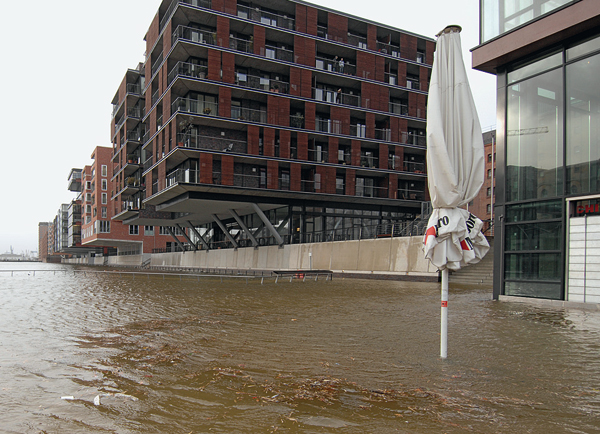 Bei der Sturmflut im November 2007 zeigte sich die Polderfunktion der Sockelgeschosse am Sandtorkai.(2)