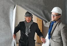 Hotelier Kai Hollmann (links) und Direktor Henning Weiß (rechts) begutachten die Baustelle ihres neuen 25hours Hotels HafenCity.(2)