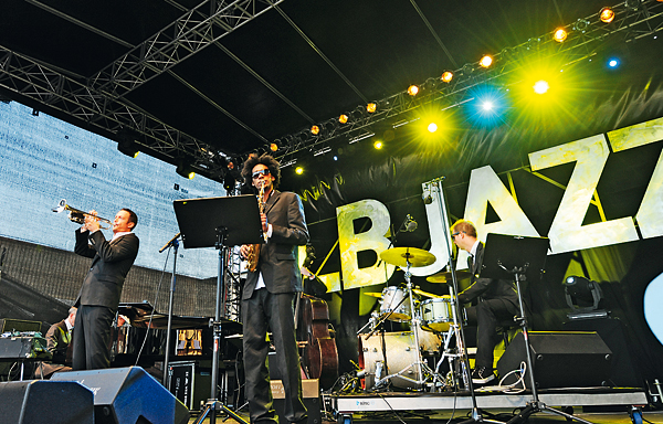 Auch für 2011 verspricht Elbjazz wieder zahlreiche nationale und internationale Jazz-Größen – im letzten Jahr spielte Till Brönner auf dem Blohm+Voss-Werftgelände.