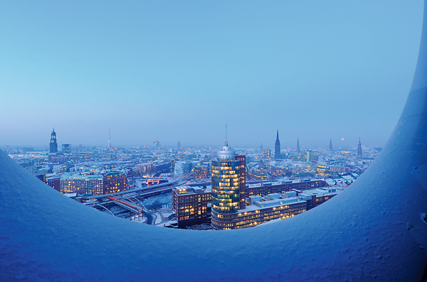 Winterliche Aussicht aus dem Rohbau der Elbphilharmonie über die Speicherstadt und die City (2010)