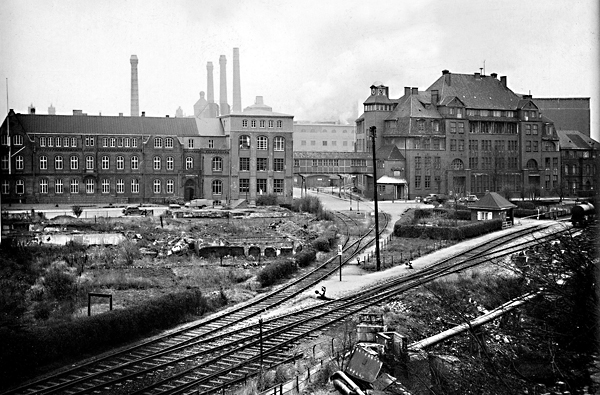 Strom- und Hafenbau um 1950/51: Die kriegszerstörten Giebel an dem noch erhaltenen Gebäude links wurden später restauriert.