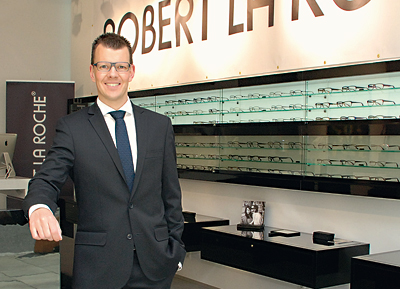 Kevin Schütt in seinem Konzeptstore vor der Kollektion des  österreichischen Brillen-Designers Robert La Roche
